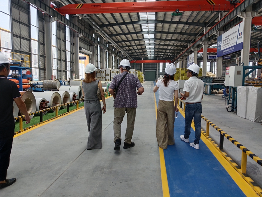 歡迎美國客戶到漢良工廠考察快拼箱